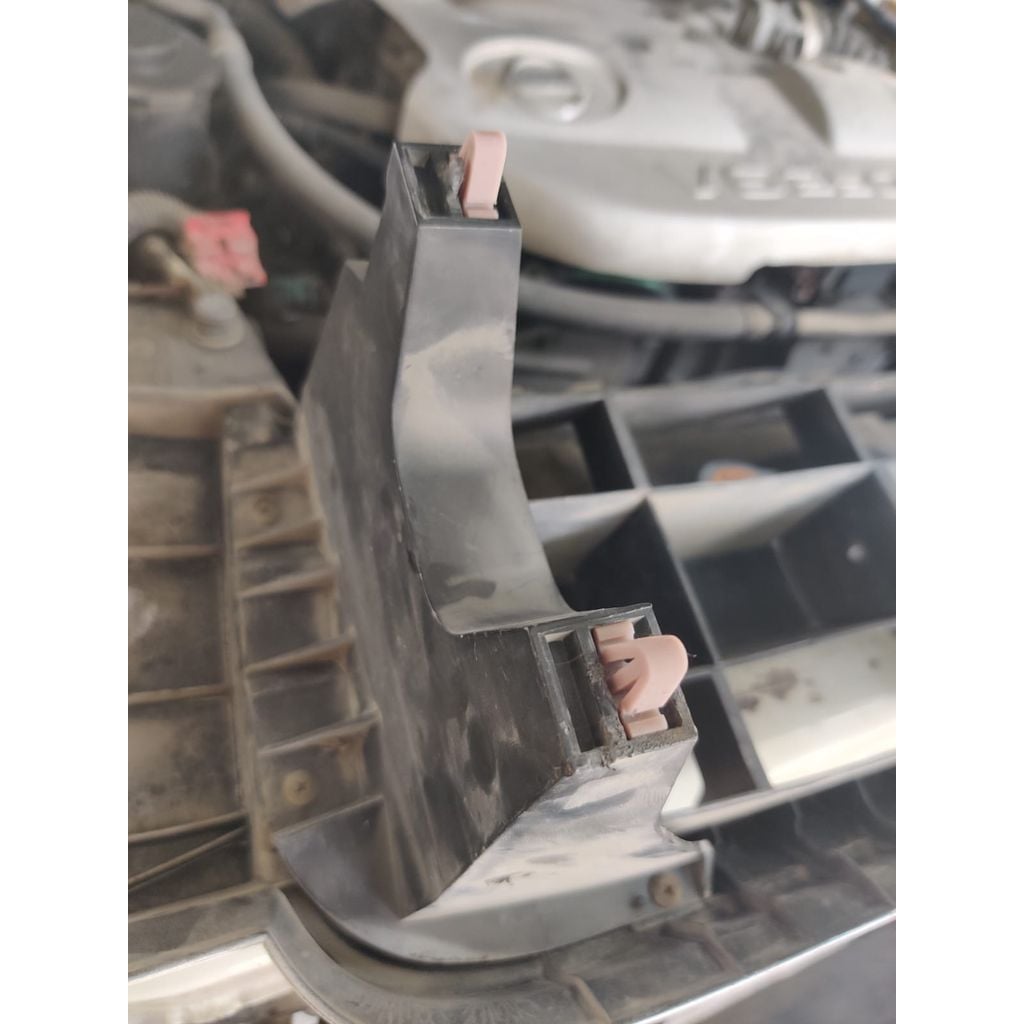 Front Grille Clip for 1996 Nissan Pathfinder