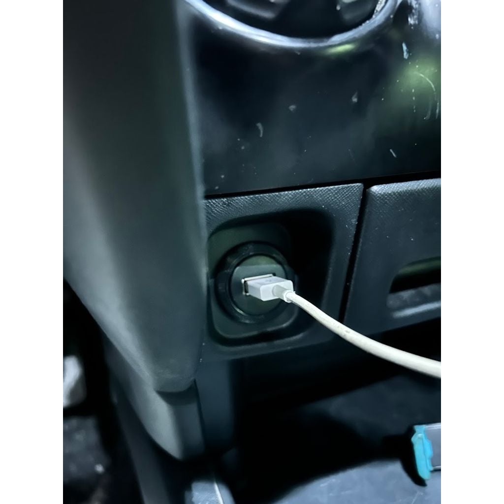 USB port cigarette lighter adapter for 2002 Honda CR-V