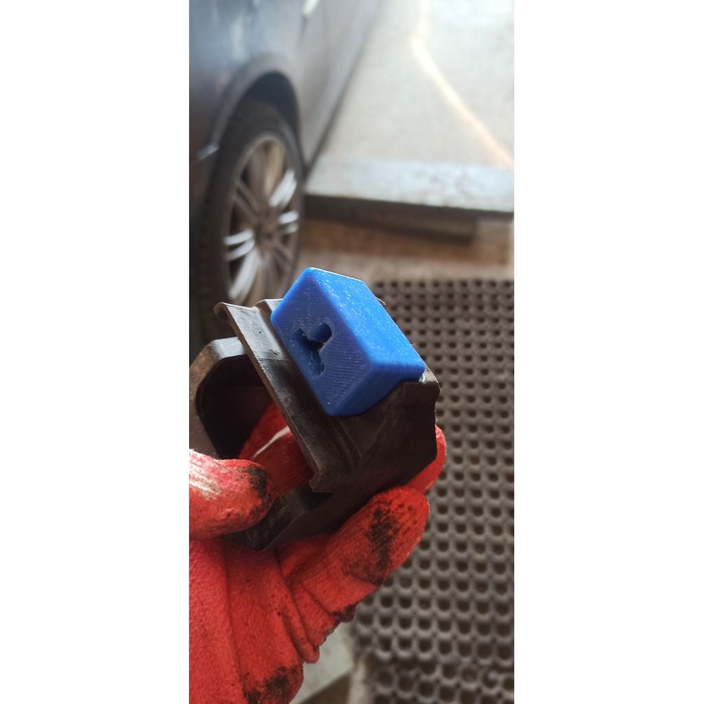 Lower radiator rubber mount for 2004 BMW 3 Series / 1 Series
